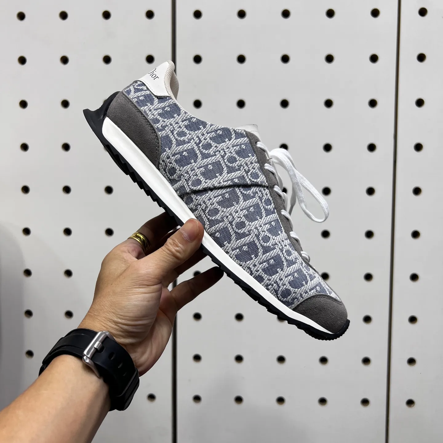Factory price: 420💰【DIAo•Dior】Original quality.~ Unique modern style sneakers. 🏃A must-have casual shoe for trendy men😍😍 Original brand imported from Italy, imported original leather, sheep lining (refuses to discolor and grind feet) Sole: Original sole provided by the original factory, French lazy style design ⚠️Fit to the feet, original quality, super comfortable original sole. It’s like shooting the real thing 🎬The real thing is better, high-quality sneakers, size: 38-44, custom-made 45